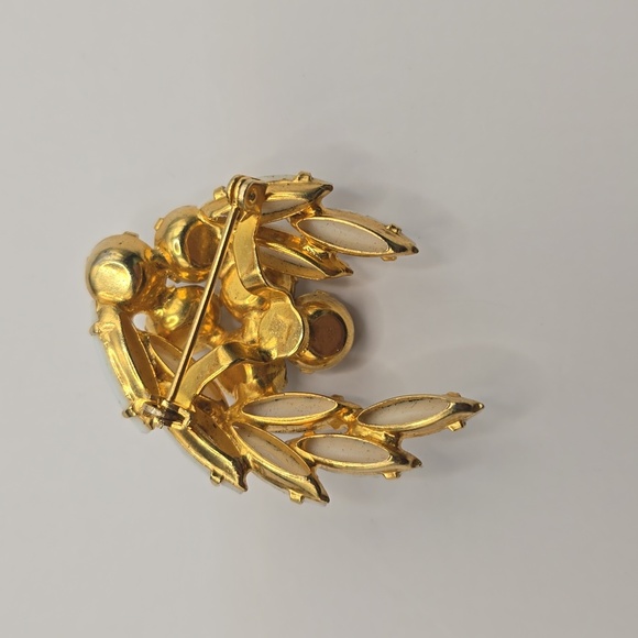 White Milk Glass Gold Tone Vintage Brooch - Picture 8 of 10